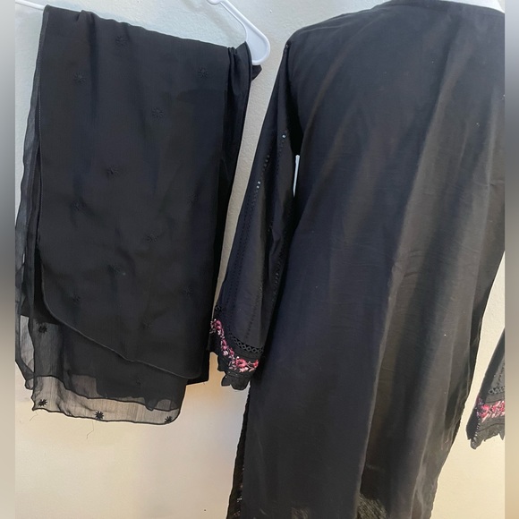 Pakistani 3 pc embroidered suit - Picture 6 of 11